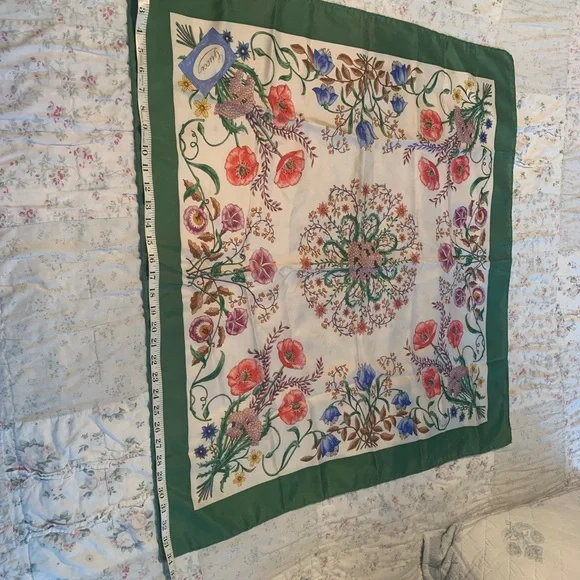 Vintage GUCCI Iconic "Flora" Silk Scarf with Green Border - Picture 9 of 11
